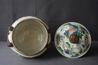 Een Chinese famille verte dekselkom met verguld bronzen montuur, Kangxi