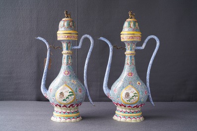 Une paire de verseuses couvertes en &eacute;maux de Canton pour le march&eacute; islamique, Qianlong/Jiaqing