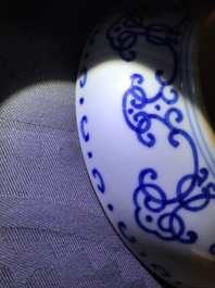 Een Chinees blauwwit bord met gestileerd shou decor, Qianlong merk en periode