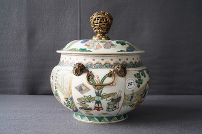 Een Chinese famille verte dekselkom met verguld bronzen montuur, Kangxi