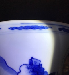 Een Chinese blauwwitte yenyen vaas met figuren in een landschap, Kangxi