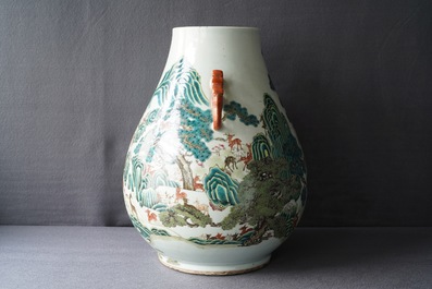 Un vase de forme hu 'cent daims' en porcelaine de Chine famille rose, marque de Qianlong, 19/20&egrave;me