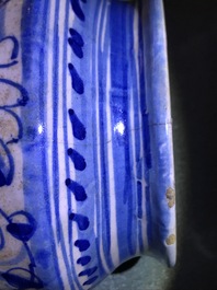 Een paar blauwwitte Italiaanse majolica 'a foglie' albarelli, 17e eeuw