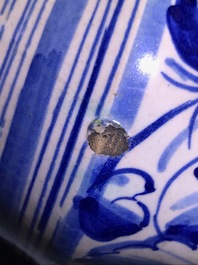 Een paar blauwwitte Italiaanse majolica 'a foglie' albarelli, 17e eeuw
