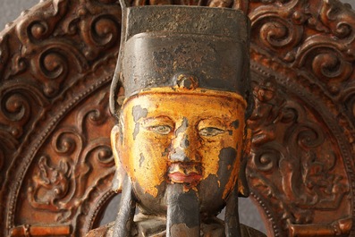 Een grote Chinese vergulde en ingelegd bronzen figuur van Zhenwu op verguld houten basis, Ming