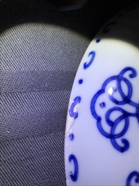 Een Chinees blauwwit bord met gestileerd shou decor, Qianlong merk en periode