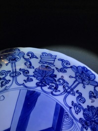 Twee Chinese blauwwitte gelobde borden met figuren, Kangxi merk en periode