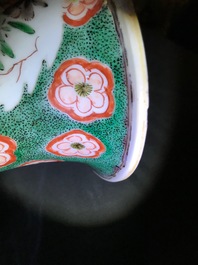 Une paire de vases en porcelaine de Chine famille verte, Kangxi
