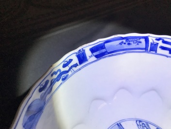 Een Chinese blauwwitte gemouleerde kom met interieursc&egrave;nes, Xuande merk, Kangxi