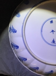 Twee Chinese blauwwitte gelobde borden met figuren, Kangxi merk en periode