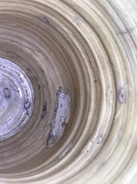 Een paar blauwwitte Italiaanse majolica 'a foglie' albarelli, 17e eeuw