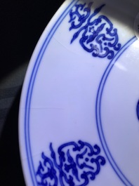 Een Chinees blauwwit bord met gestileerd shou decor, Qianlong merk en periode
