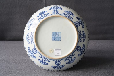 Een Chinees blauwwit bord met gestileerd shou decor, Qianlong merk en periode