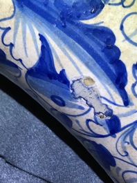 Een paar blauwwitte Italiaanse majolica 'a foglie' albarelli, 17e eeuw
