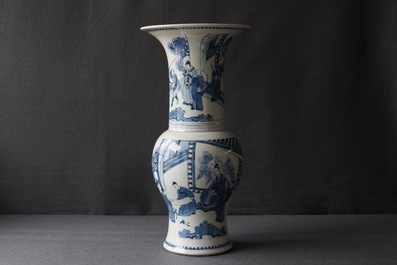 Een Chinese blauwwitte yenyen vaas met figuren op een terras, Kangxi