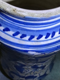 Een paar blauwwitte Italiaanse majolica 'a foglie' albarelli, 17e eeuw