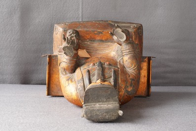 Een grote Chinese vergulde en ingelegd bronzen figuur van Zhenwu op verguld houten basis, Ming