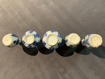 Dix vases miniatures en porcelaine de Chine bleu et blanc, Kangxi