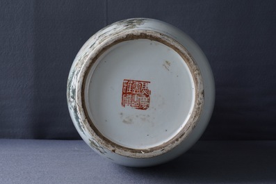 Een Chinese qianjiang cai vaas met mythologisch decor, 19/20e eeuw