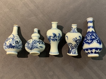Dix vases miniatures en porcelaine de Chine bleu et blanc, Kangxi