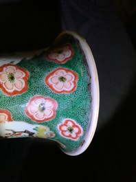 Une paire de vases en porcelaine de Chine famille verte, Kangxi