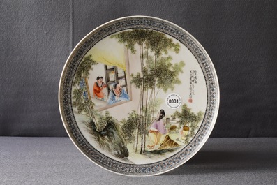 Een Chinees fencai bord met figuren in een tuin, Republiek, 20e eeuw