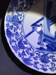 Twee Chinese blauwwitte gelobde borden met figuren, Kangxi merk en periode