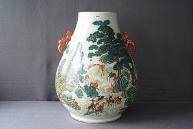 Un vase de forme hu 'cent daims' en porcelaine de Chine famille rose, marque de Qianlong, 19/20&egrave;me
