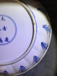 Twee Chinese blauwwitte gelobde borden met figuren, Kangxi merk en periode