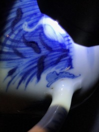 Een Chinese blauwwitte kan met decor naar Cornelis Pronk, 'De parasoldames', Qianlong