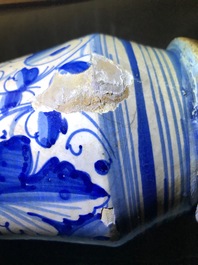 Een paar blauwwitte Italiaanse majolica 'a foglie' albarelli, 17e eeuw