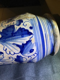 Een paar blauwwitte Italiaanse majolica 'a foglie' albarelli, 17e eeuw