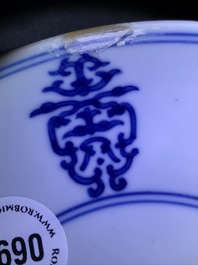 Een Chinees blauwwit bord met gestileerd shou decor, Qianlong merk en periode