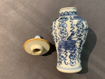 Een collectie diverse Chinese miniatuur vaasjes, Kangxi en later