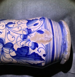 Een paar blauwwitte Italiaanse majolica 'a foglie' albarelli, 17e eeuw