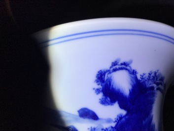 Een Chinese blauwwitte yenyen vaas met herten en kraanvogels, Kangxi