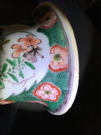 Une paire de vases en porcelaine de Chine famille verte, Kangxi