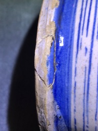 Een paar blauwwitte Italiaanse majolica 'a foglie' albarelli, 17e eeuw