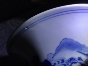 Een Chinese blauwwitte yenyen vaas met herten en kraanvogels, Kangxi