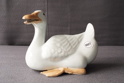 Een Chinees blanc de Chine model van een gans, reli&euml;fmerk, Republiek, 20e eeuw