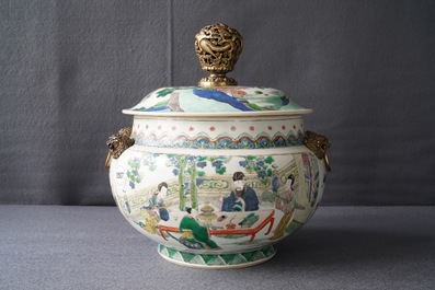 Een Chinese famille verte dekselkom met verguld bronzen montuur, Kangxi