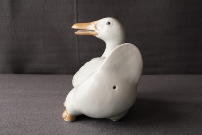 Een Chinees blanc de Chine model van een gans, reli&euml;fmerk, Republiek, 20e eeuw