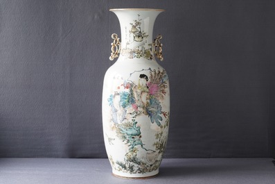 Een Chinese qianjiang cai vaas met mythologisch decor, 19/20e eeuw