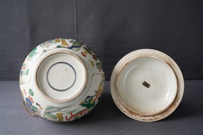Een Chinese famille verte dekselkom met verguld bronzen montuur, Kangxi