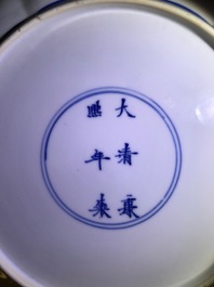 Twee Chinese blauwwitte gelobde borden met figuren, Kangxi merk en periode