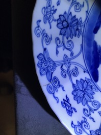 Twee Chinese blauwwitte gelobde borden met figuren, Kangxi merk en periode