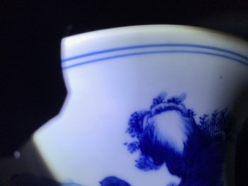Een Chinese blauwwitte yenyen vaas met herten en kraanvogels, Kangxi