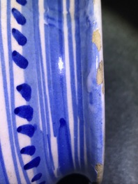 Een paar blauwwitte Italiaanse majolica 'a foglie' albarelli, 17e eeuw