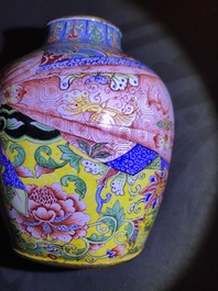Un petit vase couvert en &eacute;maux de P&eacute;kin, marque et poss. &eacute;poque de Qianlong