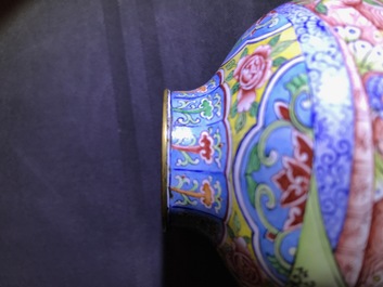 Un petit vase couvert en &eacute;maux de P&eacute;kin, marque et poss. &eacute;poque de Qianlong